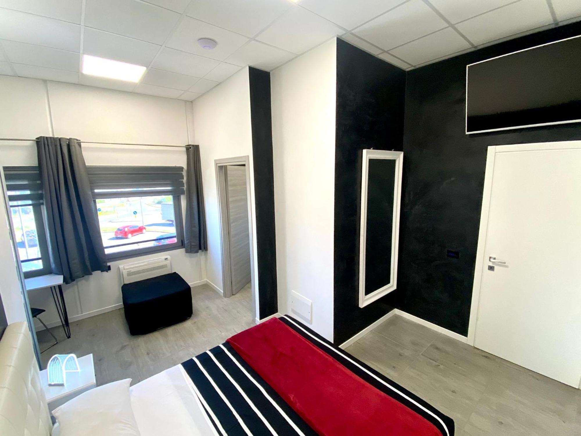 Hotel Tech Брембате Экстерьер фото