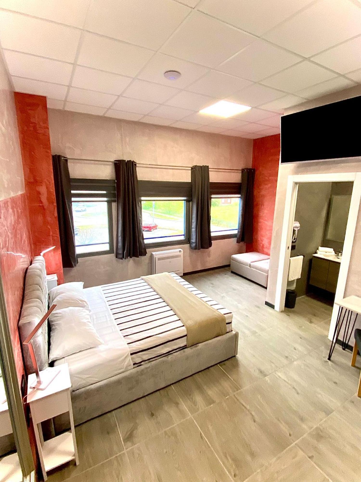 Hotel Tech Брембате Экстерьер фото